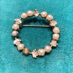 Gold wreath pin with pearls🟣